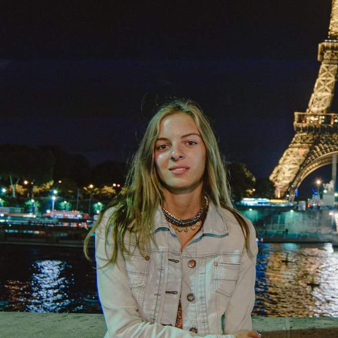 2013年、ライトアップされたエッフェル塔を背景に夜のセーヌ川沿いに立つJana Jakucewicz