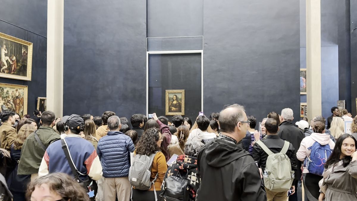 The Mona Lisa crowd at 9:19 AM: visitors two or three rows deep in front of the painting in Room 711 of the Louvre